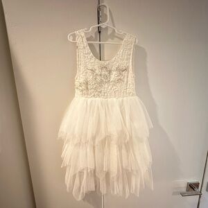 White flower girl dress— never worn, absolutely beautiful!